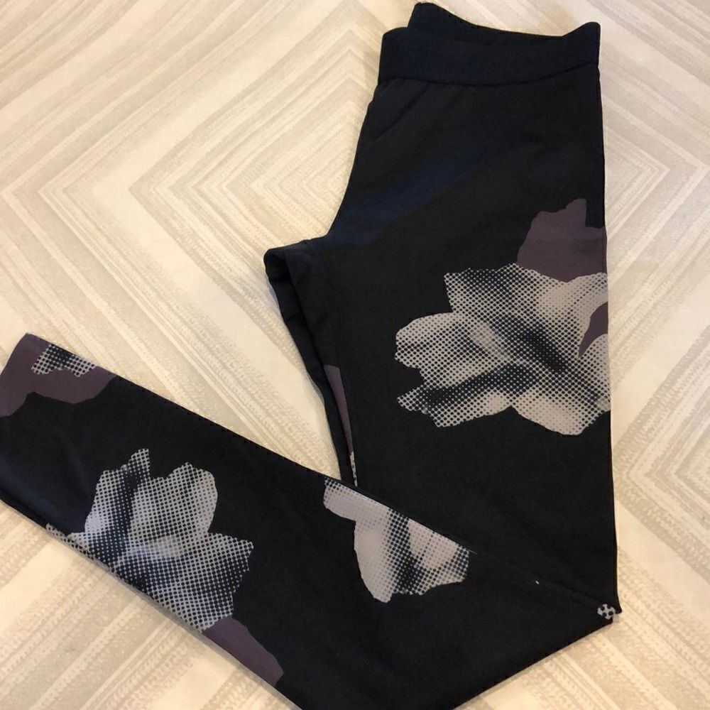 Noli Black Elastic Band Floral Design Leggings